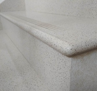 Лестница из кварцевого агломерата Technistone Crystal Quartz White (Чехия)